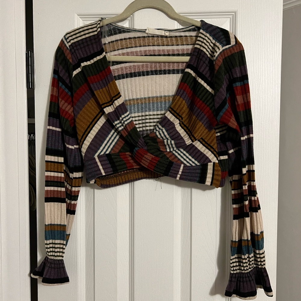 Cropped boutique flared long sleeve with a twist front.